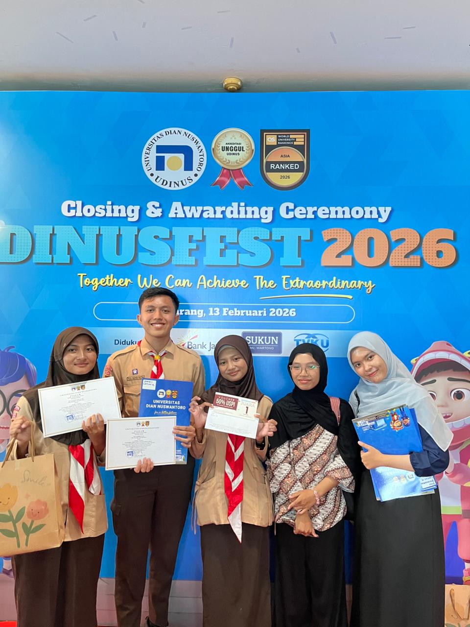 penyerahan hadiah juara 1